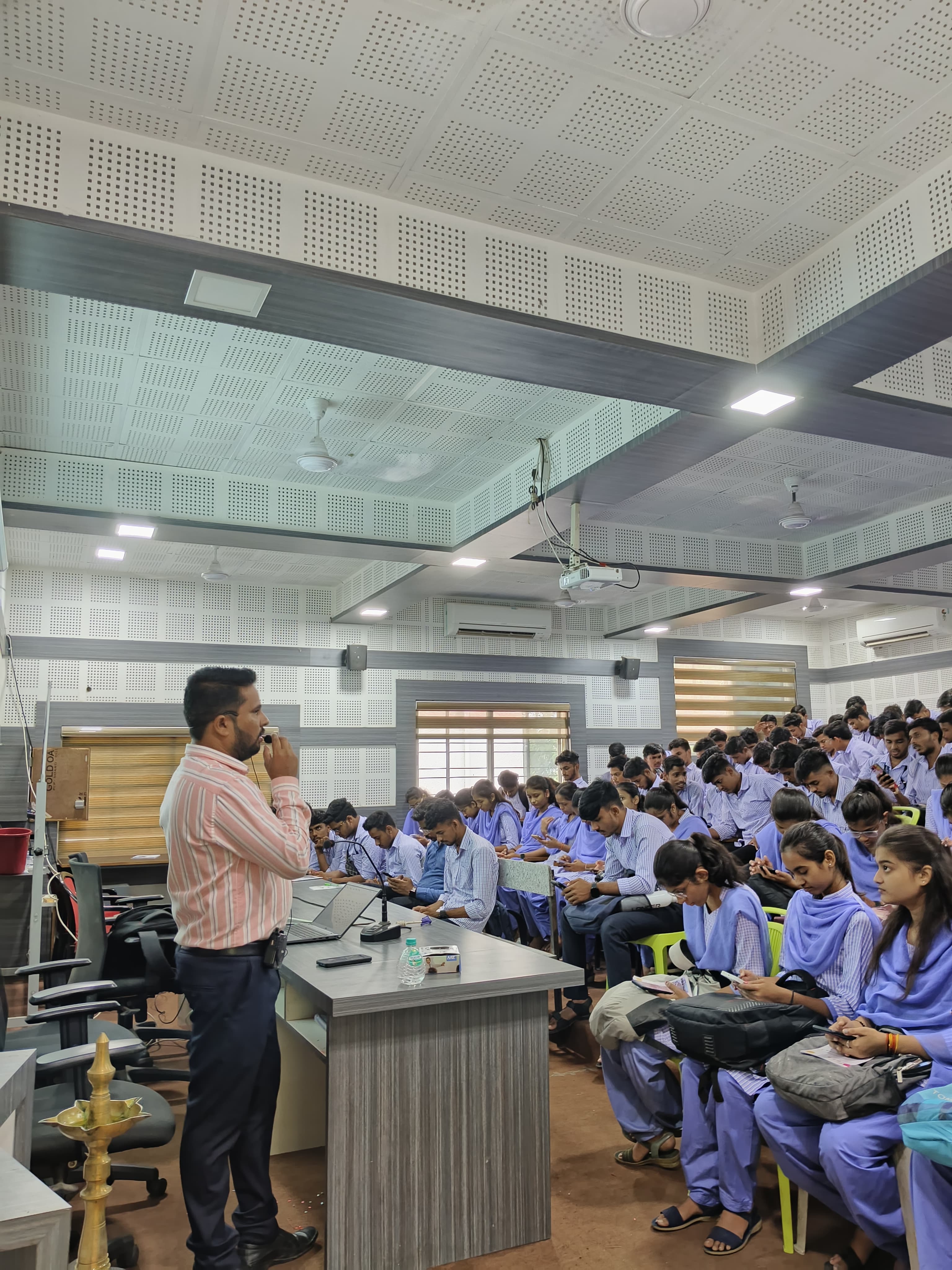 Phase4- Resource Person conductinf live session of One Day Workshop on Big Data Application Development Using MATLAB