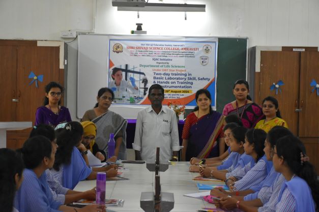 Teaching staff present in workshop
