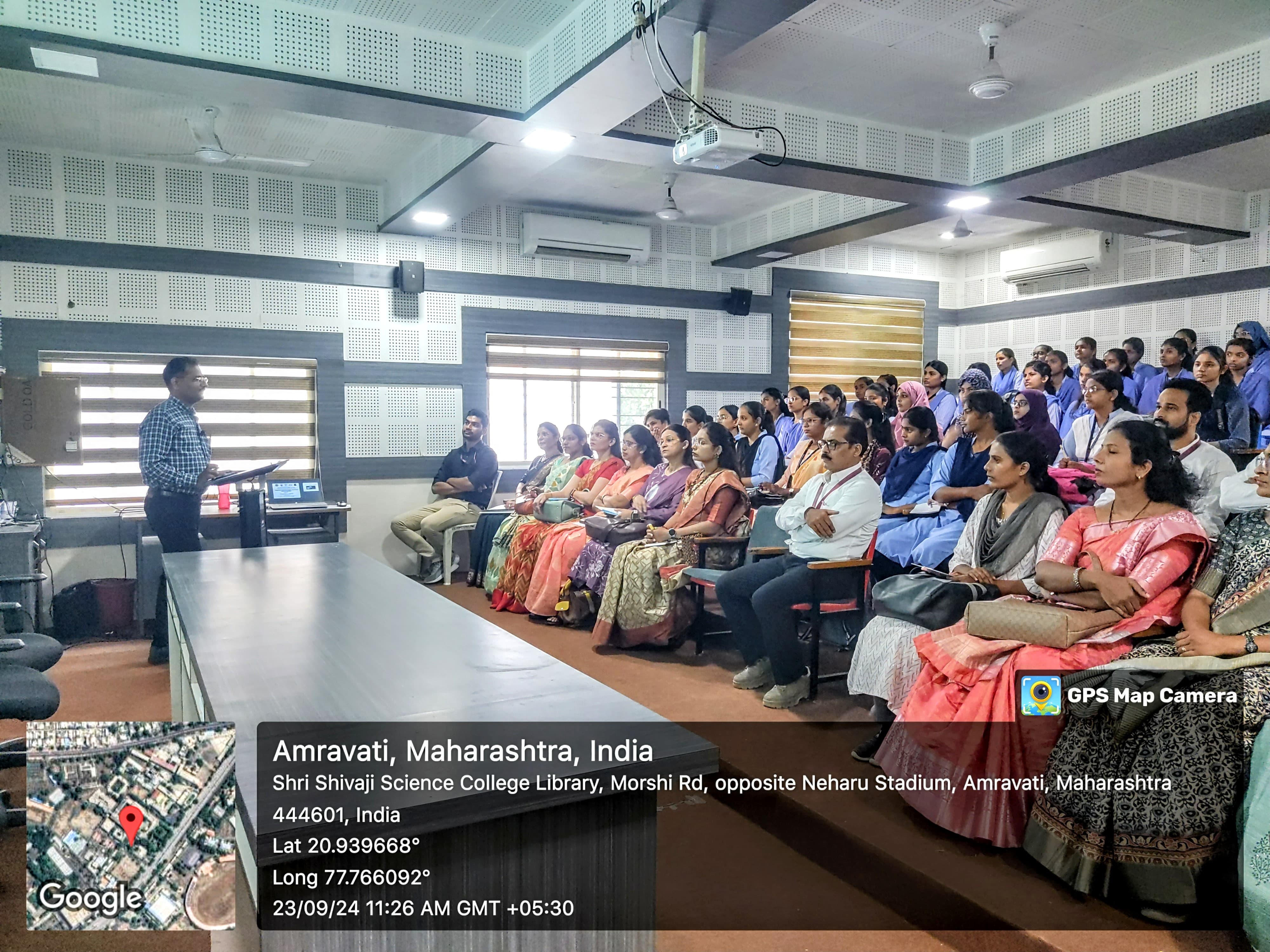 Dr. P.A. Nagpure explained the importance of technology driven Physics experiments in his introductory speech